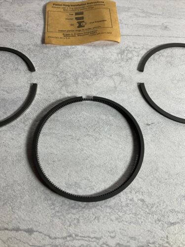 NOS Briggs and Stratton 495854 Standard Ring Set OEM (6922769629367)